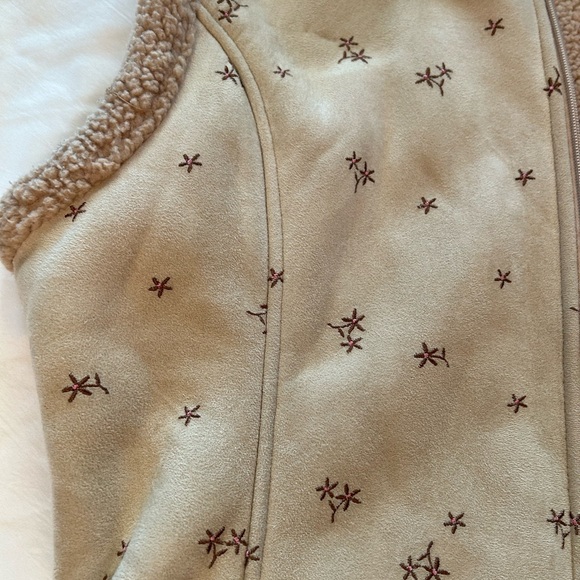 Fleece Vest with a Suede-like Feel - Picture 9 of 9